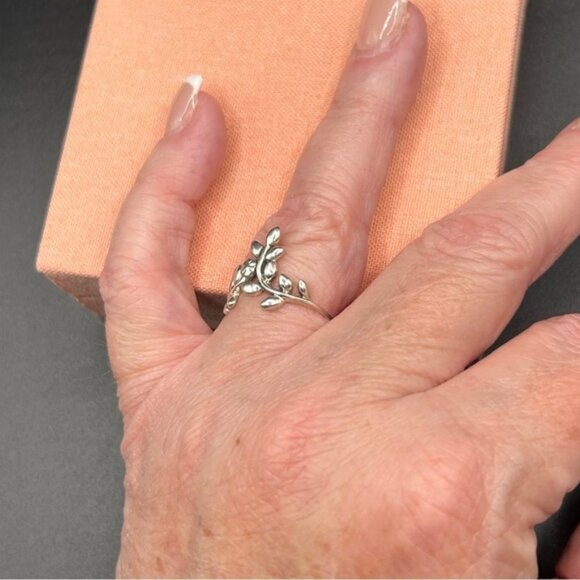 925 Sterling Silver Flower Leaves Size 7.5 Ring - Picture 9 of 11